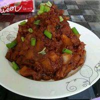 锅内热油，正常油量。
六成热放入豆瓣酱，
翻炒一小会放入少量清水。
为的是把豆瓣酱稀释下
酱开了以后，放入土豆块，十三香翻炒。
翻炒大概两分钟左右，放入清水盖过土豆
盖锅盖中火烧至没有水，土豆变软
用锅铲碾碎即可装盘。
葱花装饰下