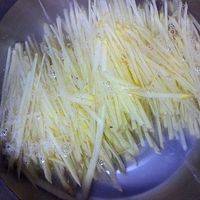 土豆丝放入清水里浸泡一会，水里放一点盐；