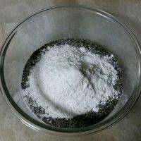 加入称好的糖粉。
因为没有用料理机一起打成粉所以直接加了糖粉