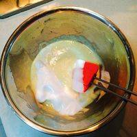 筛入低粉和发泡粉，切拌均匀…将蛋清分三次加入30g细砂糖，电动打蛋器打至中性发泡（可以拉出小勾），将1/3打发好的蛋白加入蛋糕面糊，切拌均匀