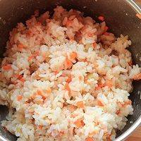 将胡萝卜丁、乌江榨菜丁、猪肉末和盐放入米饭中搅拌均匀
