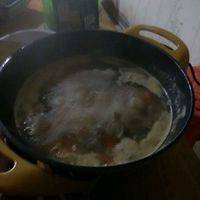 把酸菜平菇番茄下锅炒一下后加水煮开放盐和鸡精