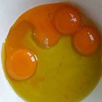 鸡蛋黄加入油，拌匀