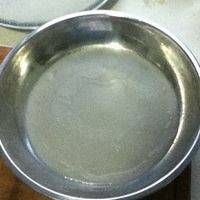 拿两个比较平的盘子交替地蒸，盘子表面刷一层油，倒入一勺半的面浆，根据盘子大小决定倒多少。记得把之前的面筋一起蒸了。