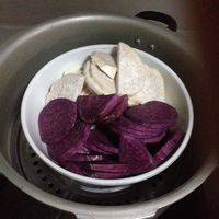 紫薯香芋削皮切片放高压锅压，大概15分钟