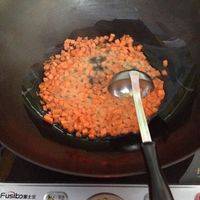 锅中倒油小火，先将胡萝卜翻炒至变色