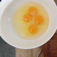 鸡蛋打散，关键来了，放两调羹冷水，3克盐，为啥放水呢？这样出来的鸡蛋很嫩的哦，你可以试试看！