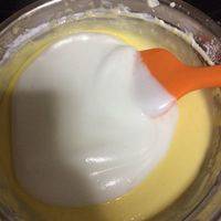 将1/3的蛋清加入蛋黄糊里翻拌均匀，然后将剩余的蛋清全部倒入上下拌匀。