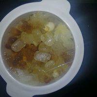 把银耳，莲子，燕窝，冰糖放在电炖锅中，隔水炖4小时