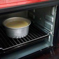 烤箱预热150度，烤盘装热水放在最低层，烤架放在倒数第二层，蛋糕模放在烤架上。烤1个小时左右。