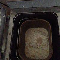 除黄油和紫薯泥外，所有的食材放入面包机，按揉面档工作一个程序
