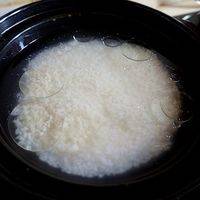 泡好的米淘洗干净放入煲中注入清水（水：米=1:1），加适量的食用油搅拌一下。