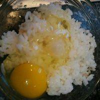 把鸡蛋打在米饭里面 搅拌均匀