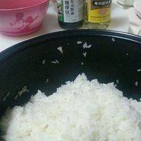 寿司米泡20分钟后电饭煲煮熟，水米比例1:1，趁热可以放几勺寿司醋凉着。