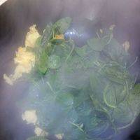 下姜丝菠菜煸炒几下加入水。