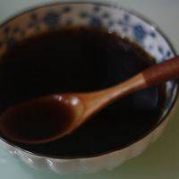 浸泡冬菇的水和生抽、蚝油一起拌匀，待用。