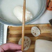 准备糯米（提前泡两个小时）然后准备一根筷子  把糯米填进藕节的孔里 然后用筷子顶一下再接着装  直到装满为止