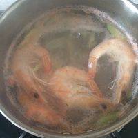 虾煮变色后捞出，去掉虾壳，虾头可放进锅里与姜再煮一会儿