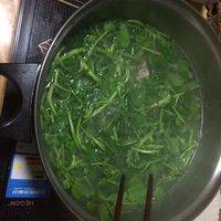 最后把菜全部放入锅里