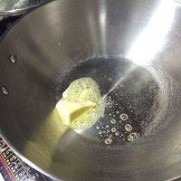 开始炒酱啦，锅内放入黄油，至融化