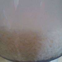 大米浸泡三小时以上，捞出放入料理机打成米浆，可加少量熟米饭进去打，打完过滤出来备用。碎肉加胡椒粉，酱油，耗油腌制待用