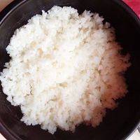 石锅准备好、底部刷一层油、把熟米饭放置地步备用