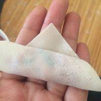 卷起。尖尖上抹上水