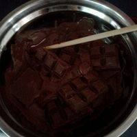首先将巧克力弄碎块状，隔水融化再待用。