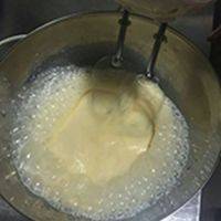 先将白砂糖，低粉，可可粉，泡打粉，小苏打和盐放在一个大碗里，混合均匀。取另一个大碗，放入鸡蛋，牛奶，植物油和香草精，混合均匀

