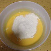 加入过筛后的低筋面粉和玉米淀粉