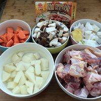 胡萝卜切滚刀块，土豆切小方块，香菇切小方块，洋葱切片，生姜3-5片