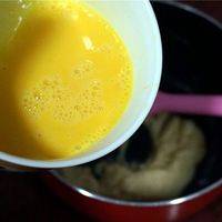 再倒入搅拌好的蛋黄液，拌匀成蛋黄糊。