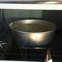 拌匀后倒入磨具内，放入烤箱底层，上下火140度烤30分钟。30分钟后改160度再烤23分钟。
