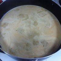 锅中放椰浆，叻沙咖喱，鱼露，海鲜汤粉煮开