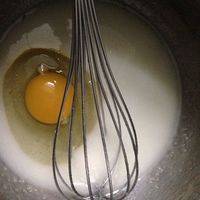 加入鸡蛋搅拌成稠状。