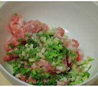 肉末 加上葱花  洒上细盐，用筷子搅拌均匀