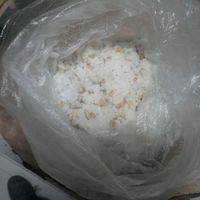 米饭放在塑料袋里像揉面一样把米饭压散，这里用的是米饭加燕麦