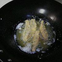 油锅开后，中火放鱼翻炸至金黄，油放的不多，可4条一炸