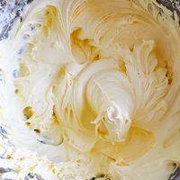 蛋黄，牛奶，玉米油，盐，砂糖40克进行打发，打发均匀后筛入低粉，进行搅拌。