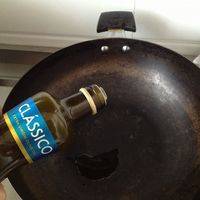 凉锅直接倒入橄榄油。