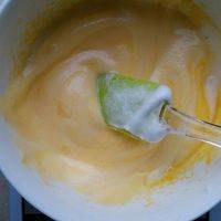 取1/2的蛋白放入蛋黄面糊中，上下搅拌均匀，不要打圈搅拌，以免蛋白消泡；