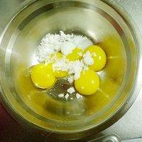把蛋白蛋黄分开，在蛋黄里加1克盐和30克糖搅打均匀.