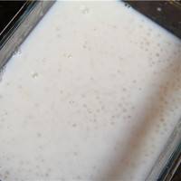 将西米用漏勺捞出放入准备好的椰汁，放入一勺糖桂花（或蜂蜜或不加）搅拌均匀