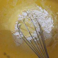 把面粉倒入黄油与蛋黄的溶液中搅拌均匀。