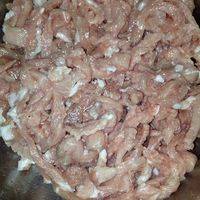 把肉切丝煨上！用买的现成的鱼香肉丝调料，在放一点色拉油和盐。