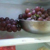 准备葡萄五六斤。最好选择色泽深的，必须熟透的葡萄