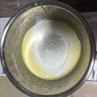 低粉、玉米淀粉过筛，切拌至顺滑无颗粒。