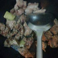 锅放油，爆香各种调料。放牛肉翻炒。
