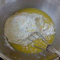下低粉、泡打粉、奶酪粉在蛋液里，稍拌 
