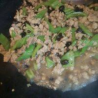 快炒一下青椒，放肉碎和豆豉 ，再放适量的水或高汤。